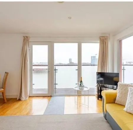 Amazing River View 2 Bedroom Apartment, Sleeps 6 , Balcony And Parking