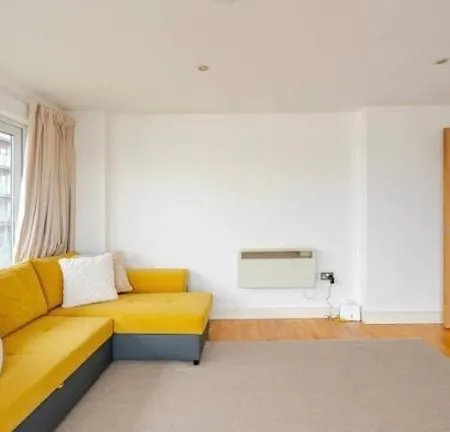 Apartment Amazing River View 2 Bedroom Apartment, Sleeps 6 , Balcony And Parking