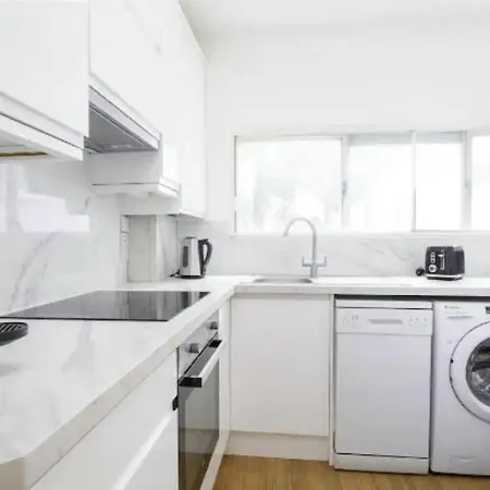 Capital Two Bedroom Sloane Avenue Londres