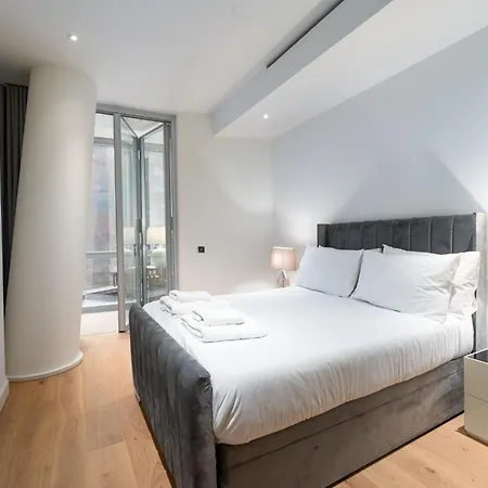 Capital Two Bedroom Flat In Battersea *