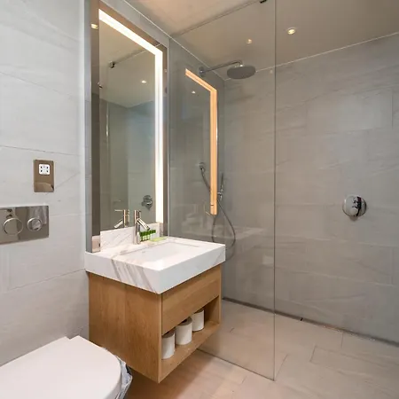 Capital Two Bedroom Flat In Battersea Apartment