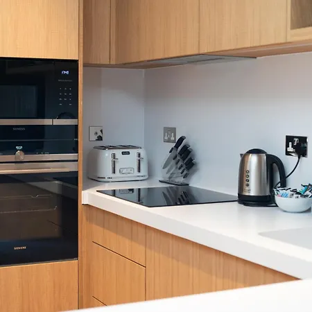 Capital Two Bedroom Flat In Battersea Apartment