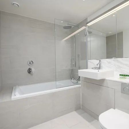 Capital Two Bedroom Flat In Battersea *