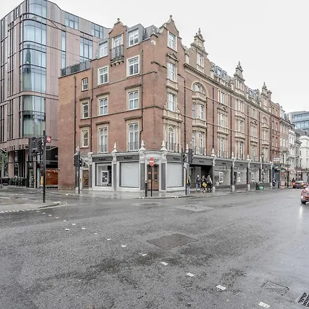 Charming Oxford Street Away Apartment *