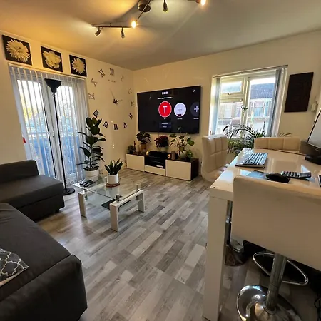 Apartment 1-bed Flat With Fast Wi-fi In Prime Location 15mins From *