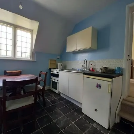 Private 1-bedroom In Apartment Raynes Park