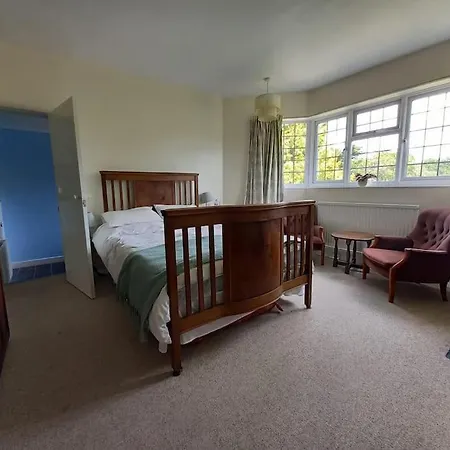 Private 1-bedroom In * Raynes Park