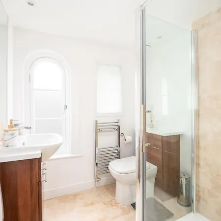 Capital Modern Two Bedroom In Chelsea Ggr *