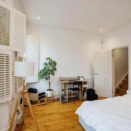 Fulham Spacious Luxe House King Bed Garden Apartment London
