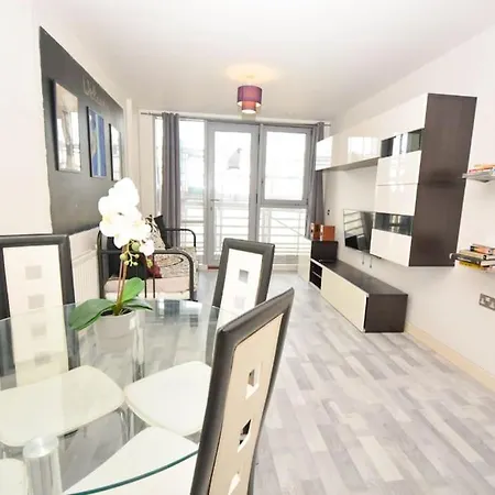 Giogio - Comfortable Stratford Flat With Stunning Views
