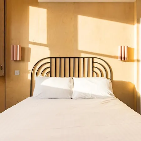 Spectacular 2 Bed Scandi Style Penthouse With Terrace London