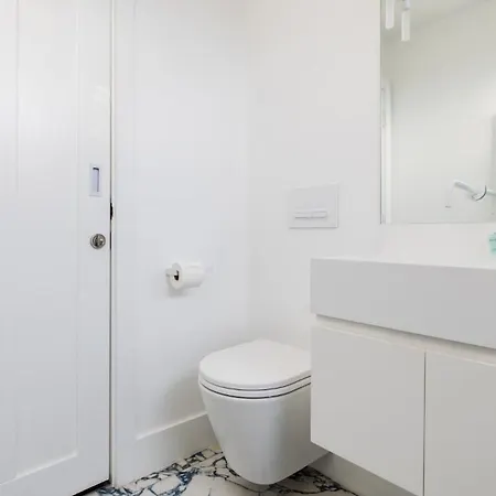 Spectacular 2 Bed Scandi Style Penthouse With Terrace