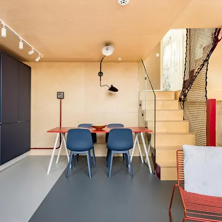 Spectacular 2 Bed Scandi Style Penthouse With Terrace London