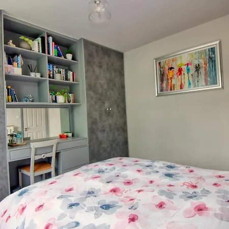 Spacious Double Room With Private Bathroom In Quiet Area Only 20 Min To Central London Homestay Streatham Vale