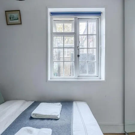 Apartment West Flat With Balcony London