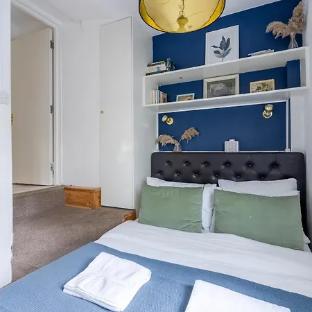West Flat With Balcony Apartment *