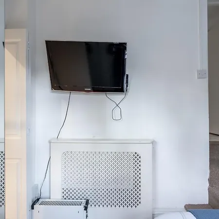 West Flat With Balcony Apartment London