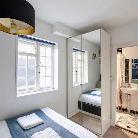 Apartment West Flat With Balcony London