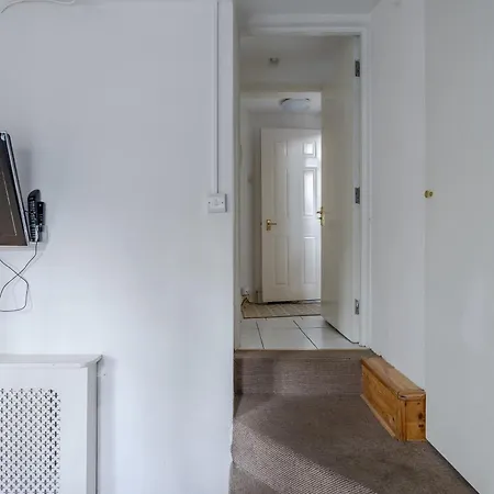 West Flat With Balcony Apartment *