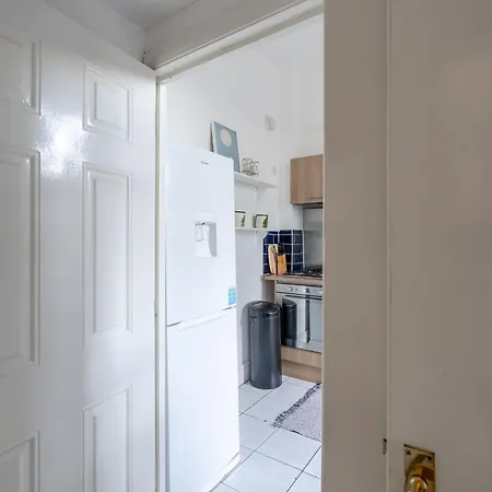 West Flat With Balcony Apartment London