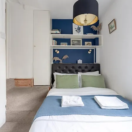 West Flat With Balcony Apartment *