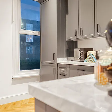 Modern With Free Wifi Apartment