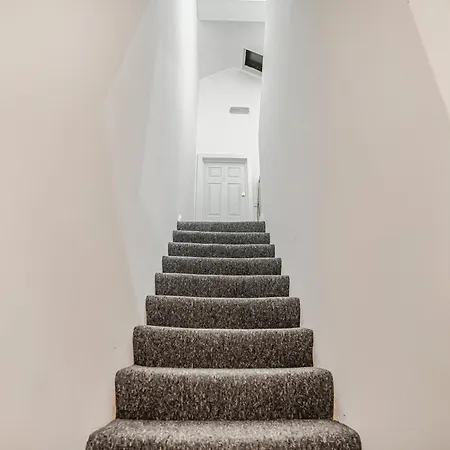 Modern With Free Wifi * London