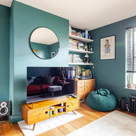 Two Bedroom Flat In Stoke Newington