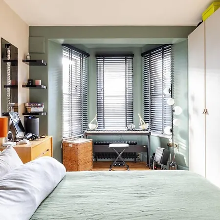 Two Bedroom Flat In Stoke Newington *