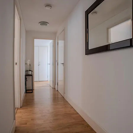 Apartment Luxury Cosy With Stunning Skyline Views! *