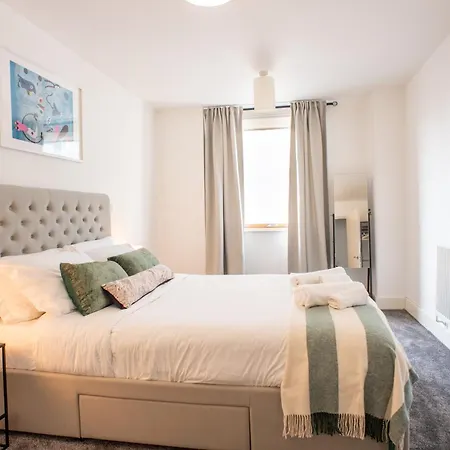 Luxury Cosy With Stunning Skyline Views!