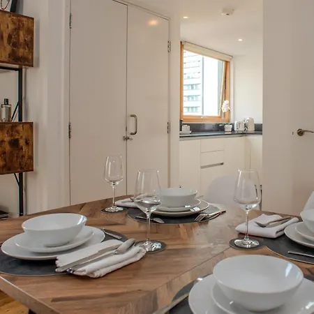 Luxury Cosy With Stunning Skyline Views! London