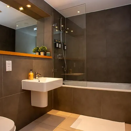Luxury Cosy With Stunning Skyline Views! * London