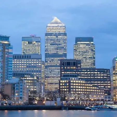 Luxury Cosy With Stunning Skyline Views! * London