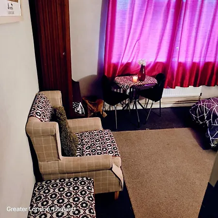 Cosy Private In Hornchurch, London With Free Parking Homestay