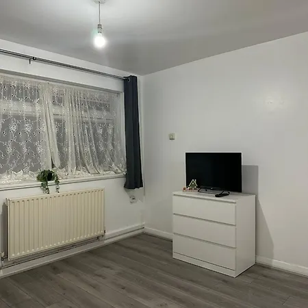 Modern In A 4 Bedroom Flat In London, Shared Bathroom!