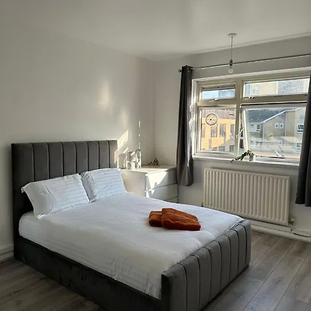 Modern In A 4 Bedroom Flat In London, Shared Bathroom! Homestay *