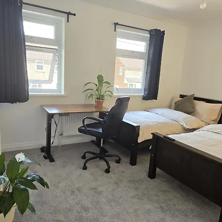 Heathrow, Hounslow, Beautiful Modern Guest house *