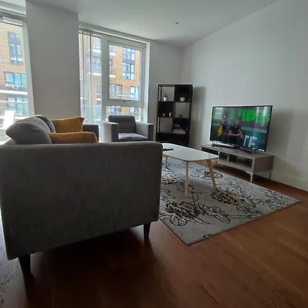 Apartment Grandeaur 2-bedrooom In Royal Asenal With Riverview London