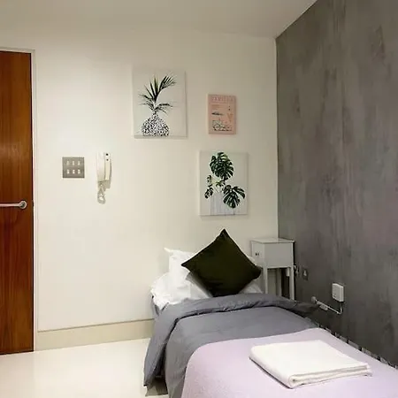 Chic Sleeps Up To 4 Guests In Heart Of Bridge