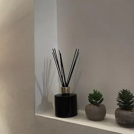 Chic Sleeps Up To 4 Guests In Heart Of Bridge Apartment