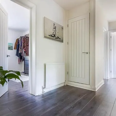 Spacious 2 Bedroom In Apartment