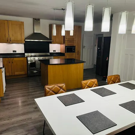 Ferienhaus Elegant 5 Bed House Free Parking Free Wifi *
