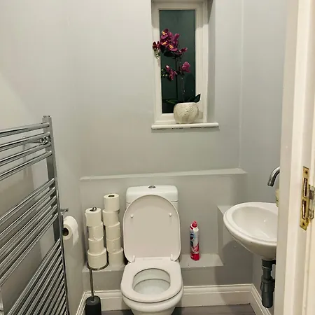 Elegant 5 Bed House Free Parking Free Wifi Holiday home Croydon