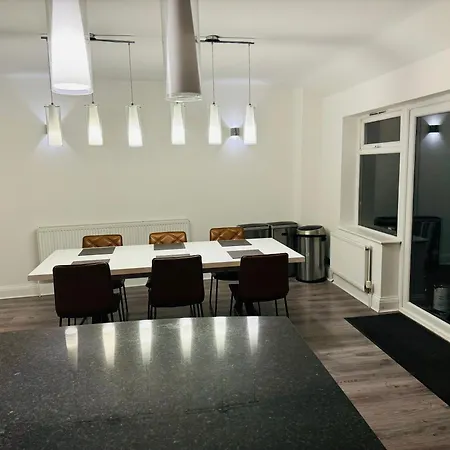 Holiday home Elegant 5 Bed House Free Parking Free Wifi *