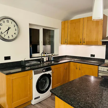 Elegant 5 Bed House Free Parking Free Wifi Holiday home *