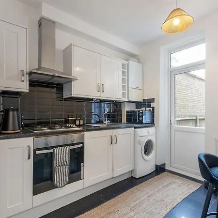 King's Cross Townhouse - Contemporary Garden Flat * London