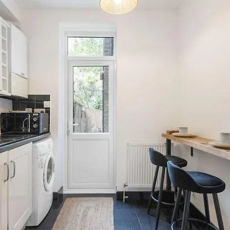 King's Cross Townhouse - Contemporary Garden Flat Apartment London