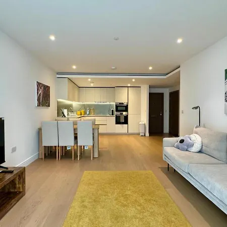 New 2 Bedroom, 2 Bathroom Flat In Fulham Apartment London