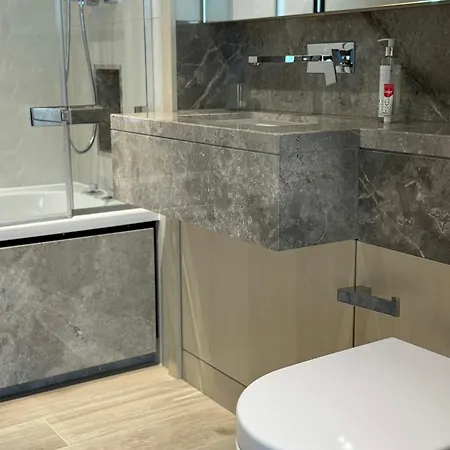 New 2 Bedroom, 2 Bathroom Flat In Fulham Apartment *